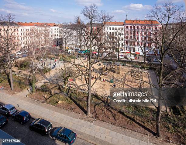 Berlin - Chamissoplatz - Aufsicht Richtung Osten mit Spielplatz und Marktstaenden sowie restaurierten Altbauten