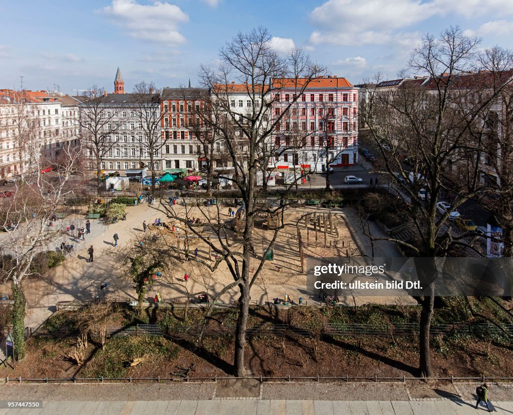 Stadtansicht: Berlin - Chamissoplatz - Aufsicht Richtung Osten mit Spielplatz und Marktstaenden sowie restaurierten Altbauten