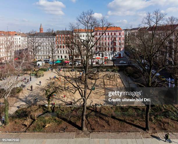 Berlin - Chamissoplatz - Aufsicht Richtung Osten mit Spielplatz und Marktstaenden sowie restaurierten Altbauten, Berlin