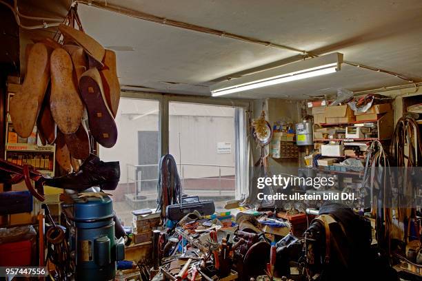 Handwerk, Schuhreparatur, Schuhmacher, Schuster, Werkstatt mit Werkzeugen, Klebstoff, Maschinen, Schuhen, Hessen 2012