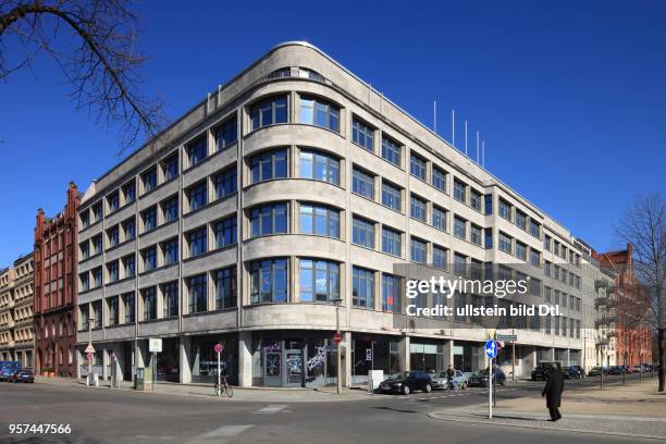 Taut-Haus am Engelbecken, Architekten Max und Bruno Taut, vor der Retaurierung mit eingeschlagenen Fenstern