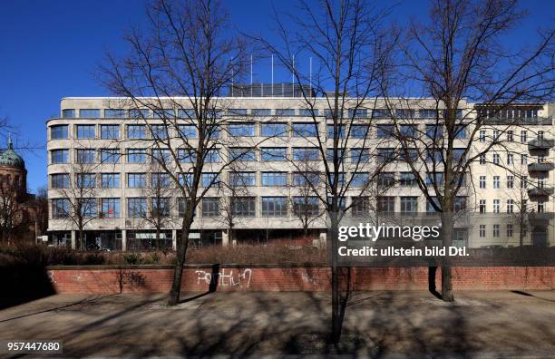 Taut-Haus am Engelbecken, Architekten Max und Bruno Taut, vor der Retaurierung mit eingeschlagenen Fenstern