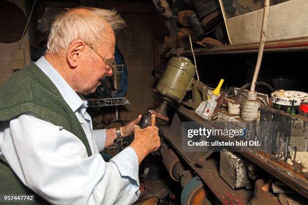 Handwerk, Schuhreparatur, Schuhmacher, Schuster, Werkstatt mit Werkzeugen, Klebstoff, Maschinen, Schuhen, Hessen 2012