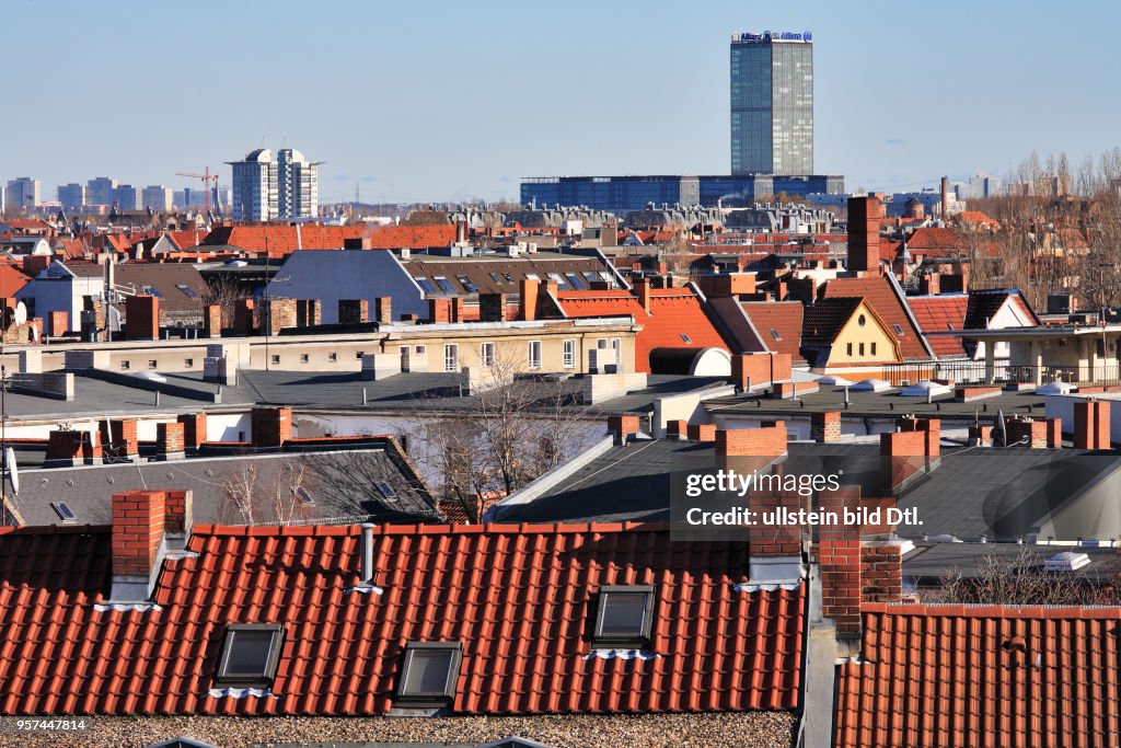 Stadtpanorama, Stadtansicht Berlin: Blick vom Fichtebunker in Berlin Kreuzberg  ueber Berlin Richtung Nord-Ost - Treptow, Allianz Tower