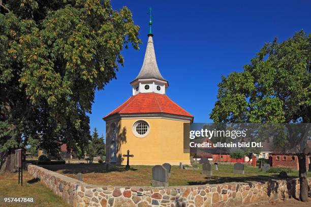 Dorfkirche in Glienicke , achteckiger Grundriss), 1815-1817 nach Plänen von Karl Friedrich Schinkel erbaut, 2006-2008 saniert und mit neuem Spitzhelm...
