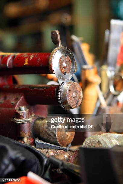 Handwerk, Schuhreparatur, Schuhmacher, Schuster, Werkstatt mit Werkzeugen, Klebstoff, Maschinen, Schuhen, Hessen 2012