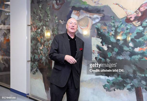 Georg Baselitz vor seinem Werk Lebenskraft im DRK Klinikum Westend am 22. Mai 2013 anlaesslich seiner dortigen Ausstellung von Grafik und Zeichnungen.