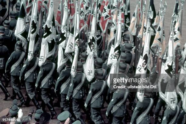 Parade of the Wehrmacht on Hitler's 50th birthday on the Ost-West-Achse in Berlin