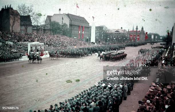 Parade of the Wehrmacht on Hitler's 50th birthday on the Ost-West-Achse in Berlin