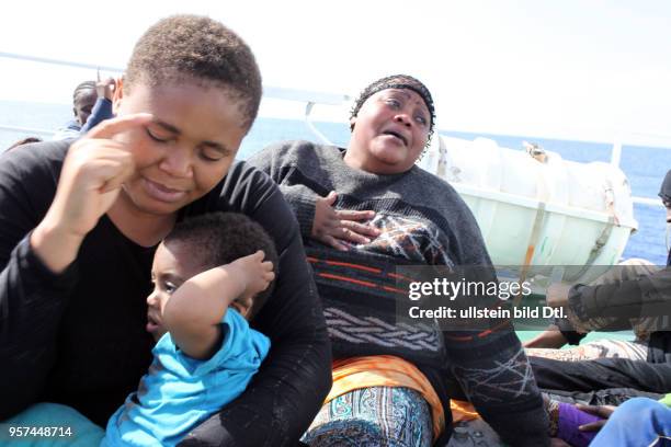 Zivile Seenotrettung im Mittelmeer vor Libyen - an Bord des Seenotkreuzers 'Minden' der Organisation LIFEBOAT: Geflüchtete Frauen, Mutter und Kind am...