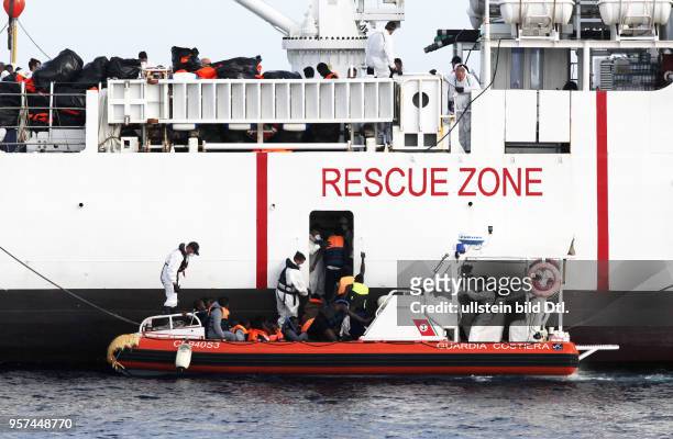 Zivile Seenotrettung von Bootsflüchtlingen im Mittelmeer vor Libyen -an Bord des Seenotkreuzers 'Minden' der Organisation LIFEBOAT- Hier: Geflüchtete...