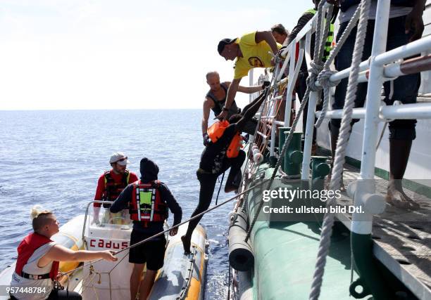 Zivile Seenotrettung von Bootsflüchtlingen im Mittelmeer vor Libyen -an Bord des Seenotkreuzers 'Minden' der Organisation LIFEBOAT- Hier: Einem...