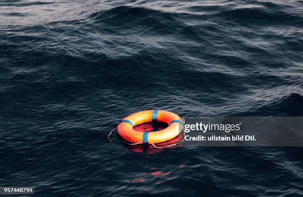 Zivile Seenotrettung von Bootsflüchtlingen im Mittelmeer vor Libyen -an Bord des Seenotkreuzers 'Minden' der Organisation LIFEBOAT: Hier: Symbolfoto....