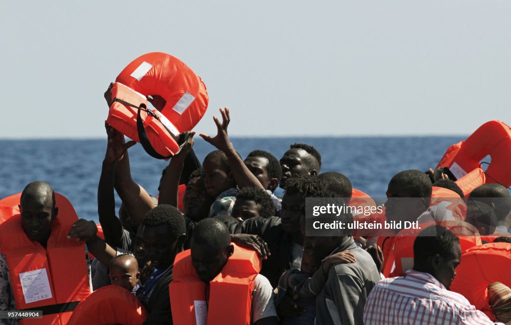 Seenotrettung von Bootsflüchtlingen vor der libyschen Küste