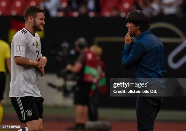 Shkodran Mustafi geht mit Schmerz verzerrten Gesicht auf Bundestrainer Joachim Loew zu, waehrend dem FIFA WM Qualifikationsspiel Deutschland gegen...