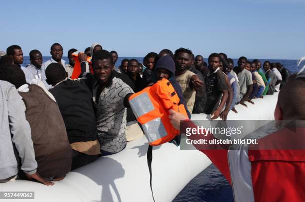 Zivile Seenotrettung von Bootsflüchtlingen im Mittelmeer vor Libyen -an Bord des Seenotkreuzers 'Minden' der Organisation LIFEBOAT: Verteilen von...