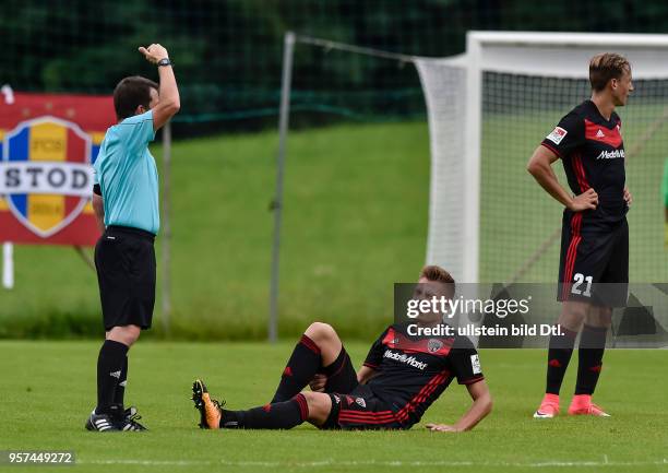 Max Christiansen liegt auf dem Rasen und fasst sich an den Oberschenkel waehrend dem Fussball Testspiel FC Ingolstadt 04 gegen Sparta Prag fuer die...