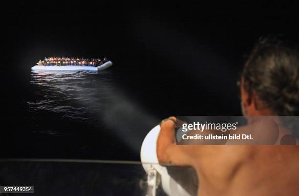 Zivile Seenotrettung im Mittelmeer vor Libyen - an Bord des Seenotkreuzers 'Minden' der Organisation LIFEBOAT: Freiwilliger richtet den...