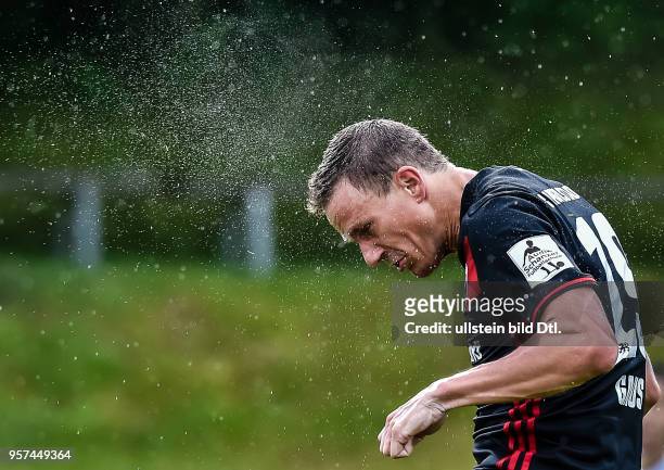 Wasser spritzt vom Kopf bei Marcel Gaus waehrend dem Fussball Testspiel FC Ingolstadt 04 gegen Sparta Prag fuer die Saison 2017/2018 am 12. Juli 2017...