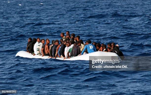 Zivile Seenotrettung von Bootsflüchtlingen im Mittelmeer vor Libyen -an Bord des Seenotkreuzers 'Minden' der Organisation LIFEBOAT- Hier: Überfülltes...