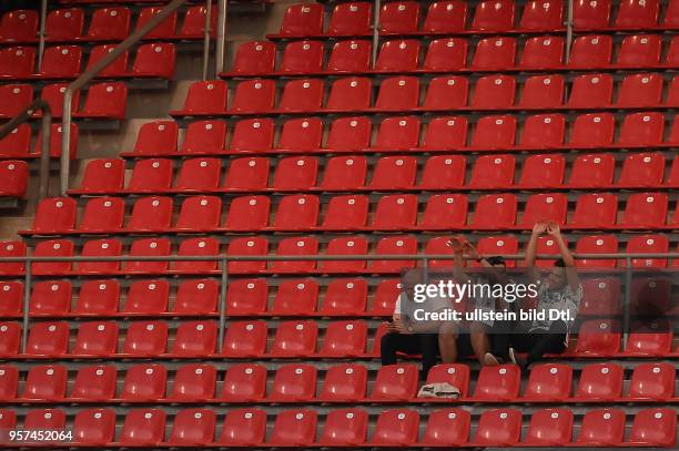 Fans auf einer leeren Tribuene machen die Welle, waehrend dem FIFA WM Qualifikationsspiel Deutschland gegen San Marino in der Gruppe C am 10. Juni...