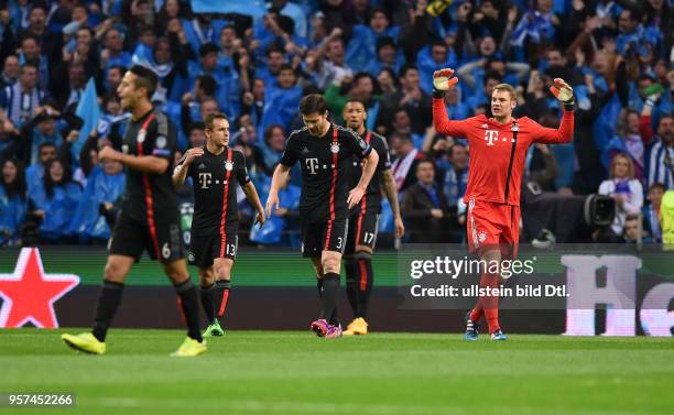 Porto - FC Bayern Muenchen Enttaeuschte Bayern: Thiago Alcantara, Rafinha, Xabi Alonso, Jerome Boateng und Torwart Manuel Neuer