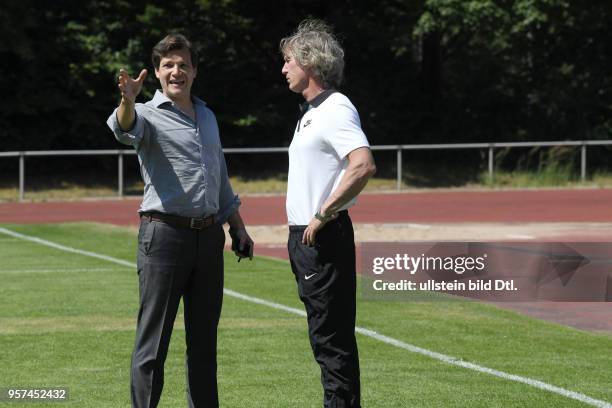 Fussball GER, 2. Bundesliga Saison 2017 2018, Trainingsauftakt des VfL Bochum, , Diskussion nach dem Training zwischen Trainer Gertjan Verbeek , re.,...