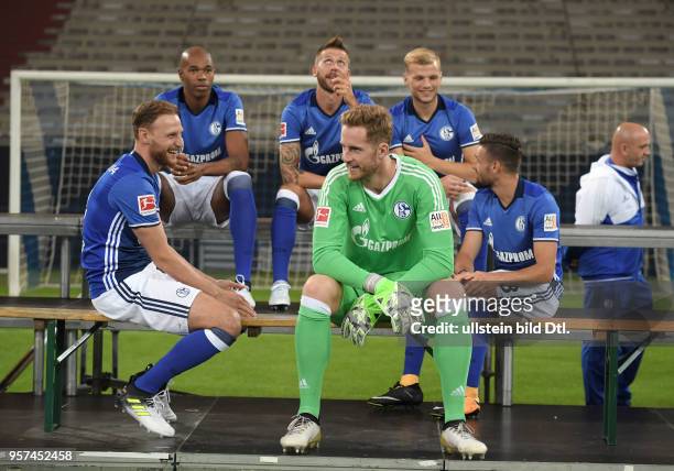 Fussball GER, 1. Bundesliga Saison 2017 2018, Offizieller Fototermin des FC Schalke 04, vorne v.li., Benedikt Hoewedes, Benedikt Höwedes , Torwart...