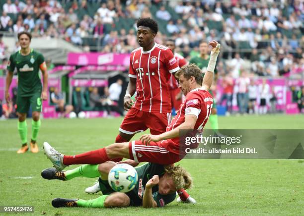 Fussball GER, 1. Bundesliga, Telekom Cup 2017, Finale, SV Werder Bremen - FC Bayern Muenchen 0-2, Jesper Verlaat , unten, gegen Thomas Mueller,...