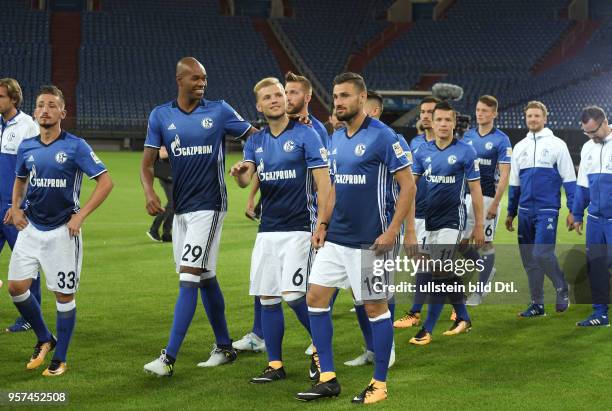 Fussball GER, 1. Bundesliga Saison 2017 2018, Offizieller Fototermin des FC Schalke 04, v.li., Donis Avdijaj , Naldo , Pablo Insua , Johannes Geis ,...