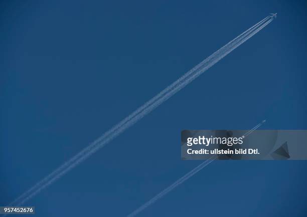 Zwei Flugzeuge am Himmel ziehen Kondensstreifen hinter sich her, waehrend dem FIFA WM Qualifikationsspiel Deutschland gegen San Marino in der Gruppe...