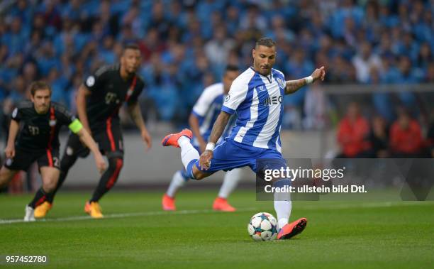 Porto - FC Bayern Muenchen Ricardo Quaresma erzielt per Elfmeter sein Tor zum 1:0