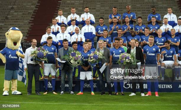 Fussball GER, 1. Bundesliga Saison 2017 2018, Offizieller Fototermin des FC Schalke 04, Ehrung fuer die U21 Europameister und Confed Sieger, v.li.,...