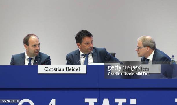 Fussball GER, 1. Bundesliga, Mitgliederversammlung 2017 des FC Schalke 04 in der Veltins Arena, v.li., Alexander Jobst , Manager Christian Heidel ,...