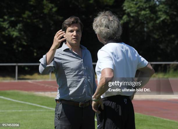 Fussball GER, 2. Bundesliga Saison 2017 2018, Trainingsauftakt des VfL Bochum, , Diskussion nach dem Training zwischen Trainer Gertjan Verbeek , re.,...