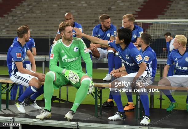 Fussball GER, 1. Bundesliga Saison 2017 2018, Offizieller Fototermin des FC Schalke 04, Atsuto Uchida , re., richtet die Frisur von Torwart Ralf...