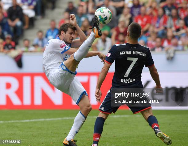 Fussball GER, 1. Bundesliga, Telekom Cup 2017, 2. Halbfinale, FC Bayern Muenchen - TSG Hoffenheim, Havard Nordtveit , li., gegen Franck Ribery