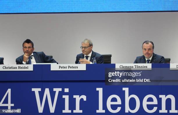 Fussball GER, 1. Bundesliga, Mitgliederversammlung 2017 des FC Schalke 04 in der Veltins Arena, v.li., Manager Christian Heidel , Geschaeftsfuehrer...