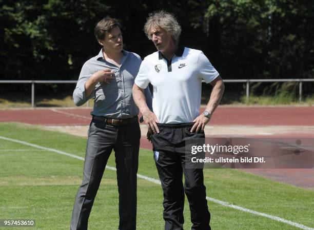 Fussball GER, 2. Bundesliga Saison 2017 2018, Trainingsauftakt des VfL Bochum, , Diskussion nach dem Training zwischen Trainer Gertjan Verbeek , re.,...