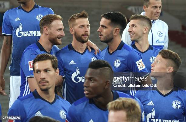 Fussball GER, 1. Bundesliga Saison 2017 2018, Offizieller Fototermin des FC Schalke 04, v.li., Benedikt Hoewedes, Benedikt Höwedes , Guido...