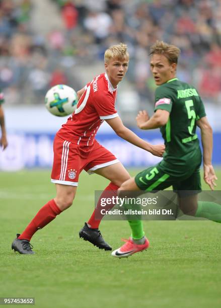 Fussball GER, 1. Bundesliga, Telekom Cup 2017, Finale, SV Werder Bremen - FC Bayern Muenchen 0-2, Felix Goetze, Felix Götze , li., gegen Ludwig...