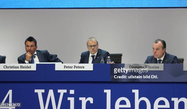 Fussball GER, 1. Bundesliga, Mitgliederversammlung 2017 des FC Schalke 04 in der Veltins Arena, v.li., Manager Christian Heidel , Geschaeftsfuehrer...