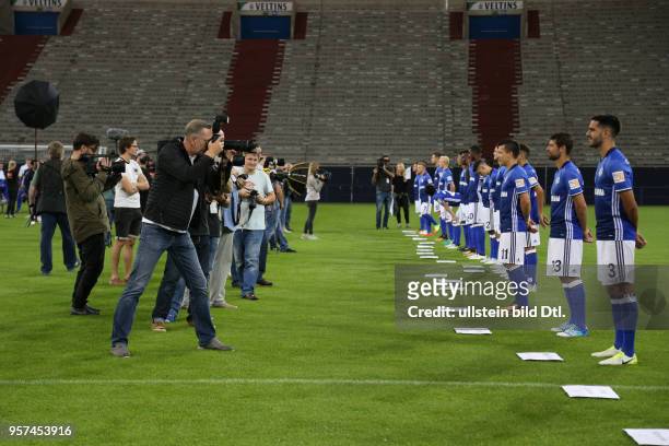 Fussball GER, 1. Bundesliga Saison 2017 2018, Offizieller Fototermin des FC Schalke 04, Bild Nr. 17127-68 Fotografen bei der Arbeit, rechts Pablo...