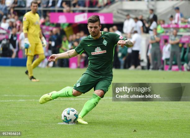 Fussball GER, 1. Bundesliga, Telekom Cup 2017, 1. Halbfinale, Borussia Moenchengladbach - SV Werder Bremen, Jerome Gondorf verwandelt einen Elfmeter