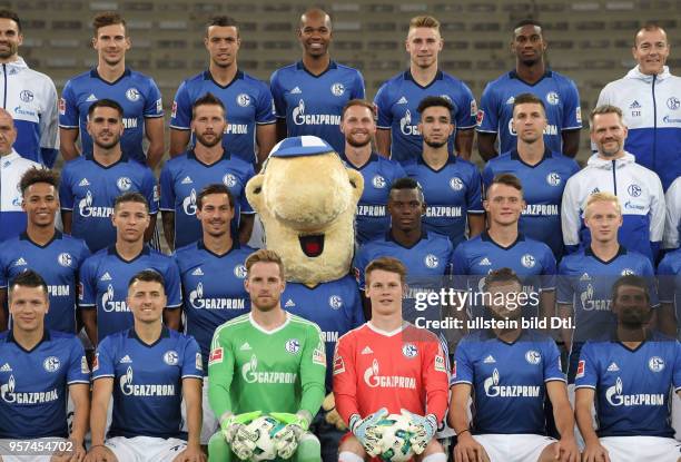 Fussball GER, 1. Bundesliga Saison 2017 2018, Offizieller Fototermin des FC Schalke 04, Maskottchen Erwin mischte sich ins Mannschaftsbild