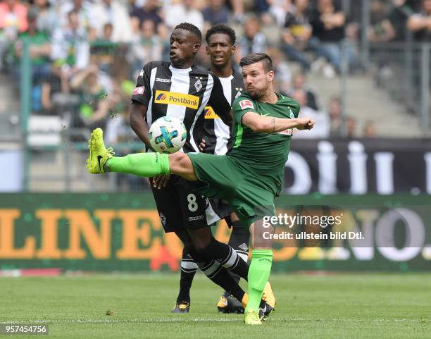 Fussball GER, 1. Bundesliga, Telekom Cup 2017, 1. Halbfinale, Borussia Moenchengladbach - SV Werder Bremen, Denis Zakaria , li., gegen Jerome Gondorf