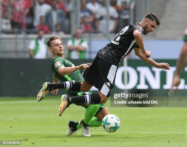 Fussball GER, 1. Bundesliga, Telekom Cup 2017, 1. Halbfinale, Borussia Moenchengladbach - SV Werder Bremen, Vincenzo Grifo , re., gegen Robert Bauer