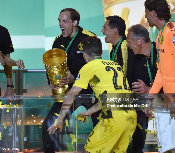 Fussball GER, DFB Pokal, Finale, Eintracht Frankfurt - Borussia Dortmund 1-2, v.re., Torwart Roman Weidenfeller , Co Trainer Rainer Schrey , Co...