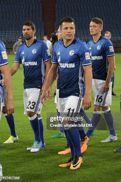 Fussball GER, 1. Bundesliga Saison 2017 2018, Offizieller Fototermin des FC Schalke 04, v.li., Coke , Yevhen Konoplyanka , Fabian Reese