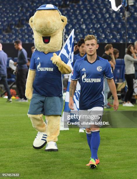 Fussball GER, 1. Bundesliga Saison 2017 2018, Offizieller Fototermin des FC Schalke 04, Max Meyer und Maskottchen Erwin